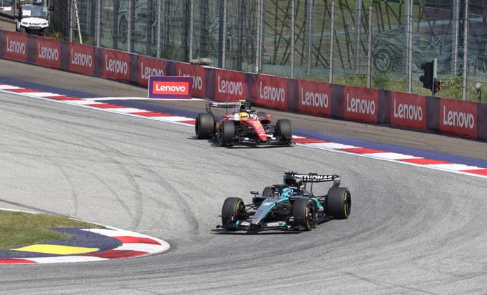 28.06.2026, Red Bull Ring, Spielberg, Formel 1 Großer Preis von Österreich 2026 , im Bild George Russell (GBR), Mercedes-AMG Petronas Formula One Team, Lewis Hamilton (GBR), Scuderia Ferrari HP (Photo by Alessandro Martellotta Hasan Bratic DeFodi Images) - *** June 28, 2026, Red Bull Ring, Spielberg, 2026 Formula 1 Austrian Grand Prix; pictured: George Russell (GBR), Mercedes AMG Petronas Formula One Team; Lewis Hamilton (GBR), Scuderia Ferrari; HP Photo by Alessandro Martellotta, Hasan Bratic, DeFodi Images