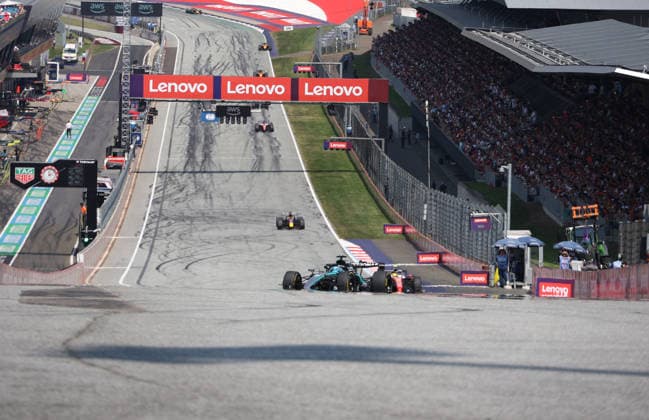 28.06.2026, Red Bull Ring, Spielberg, Formel 1 Großer Preis von Österreich 2026 , im Bild George Russell (GBR), Mercedes-AMG Petronas Formula One Team, Lewis Hamilton (GBR), Scuderia Ferrari HP, Max Verstappen (NLD), Oracle Red Bull Racing (Photo by Alessandro Martellotta Hasan Bratic DeFodi Images) - *** June 28, 2026, Red Bull Ring, Spielberg, 2026 Formula 1 Austrian Grand Prix; pictured: George Russell (GBR), Mercedes AMG Petronas Formula One Team; Lewis Hamilton (GBR), Scuderia Ferrari HP; Max Verstappen (NLD), Oracle Red Bull Racing. Photo by Alessandro Martellotta, Hasan Bratic, DeFodi Images