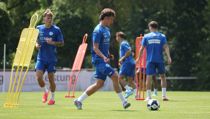 Stuttgart -Degerloch, Fußball SV Stuttgarter Kickers Trainingsauftakt, Neuzugang Malik Sama (vorn) *** Stuttgart Degerloch, Soccer: SV Stuttgarter Kickers Kick Off Training; New Signing Malik Sama in the Foreground