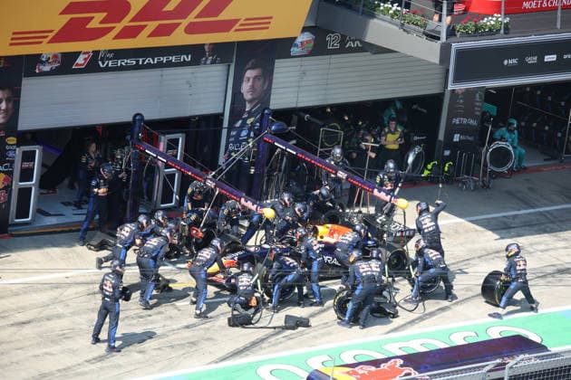 28.06.2026, Red Bull Ring, Spielberg, Formel 1 Großer Preis von Österreich 2026 , im Bild Boxenstop von Max Verstappen (NLD), Oracle Red Bull Racing (Photo by Alessandro Martellotta Hasan Bratic DeFodi Images) - *** June 28, 2026, Red Bull Ring, Spielberg, 2026 Formula 1 Austrian Grand Prix; pictured: Max Verstappen (NLD) during a pit stop, Oracle Red Bull Racing. Photo by Alessandro Martellotta, Hasan Bratic, DeFodi Images