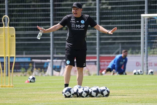Stuttgart -Degerloch, Fußball SV Stuttgarter Kickers Trainingsauftakt, Trainer Holger Bachthaler *** Stuttgart Degerloch, Soccer: SV Stuttgarter Kickers Kick Off Training, Coach Holger Bachthaler