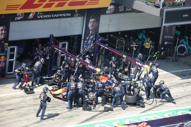 28.06.2026, Red Bull Ring, Spielberg, Formel 1 Großer Preis von Österreich 2026 , im Bild Boxenstop von Max Verstappen (NLD), Oracle Red Bull Racing (Photo by Alessandro Martellotta Hasan Bratic DeFodi Images) - *** June 28, 2026, Red Bull Ring, Spielberg, 2026 Formula 1 Austrian Grand Prix; pictured: Max Verstappen (NLD) during a pit stop, Oracle Red Bull Racing. Photo by Alessandro Martellotta, Hasan Bratic, DeFodi Images