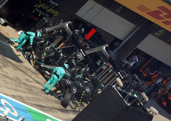 28.06.2026, Red Bull Ring, Spielberg, Formel 1 Großer Preis von Österreich 2026 , im Bild Boxenstop von George Russell (GBR), Mercedes-AMG Petronas Formula One Team (Photo by Alessandro Martellotta Hasan Bratic DeFodi Images) - *** June 28, 2026, Red Bull Ring, Spielberg, 2026 Formula 1 Austrian Grand Prix; pictured: George Russell (GBR) during a pit stop, Mercedes AMG Petronas Formula One Team. Photo by Alessandro Martellotta, Hasan Bratic, DeFodi Images