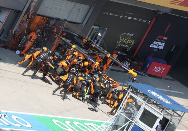 28.06.2026, Red Bull Ring, Spielberg, Formel 1 Großer Preis von Österreich 2026 , im Bild Boxenstop von Oscar Piastri (AUS), McLaren Mastercard F1 Team (Photo by Alessandro Martellotta Hasan Bratic DeFodi Images) - *** June 28, 2026, Red Bull Ring, Spielberg, 2026 Formula 1 Austrian Grand Prix; pictured: Oscar Piastri (AUS) during a pit stop, McLaren Mastercard F1 Team. Photo by Alessandro Martellotta, Hasan Bratic, DeFodi Images