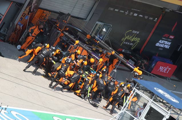 28.06.2026, Red Bull Ring, Spielberg, Formel 1 Großer Preis von Österreich 2026 , im Bild Boxenstop von Lando Norris (GBR), McLaren Mastercard F1 Team (Photo by Alessandro Martellotta Hasan Bratic DeFodi Images) - *** June 28, 2026, Red Bull Ring, Spielberg, 2026 Formula 1 Austrian Grand Prix; pictured: Lando Norris (GBR) during a pit stop, McLaren Mastercard F1 Team. Photo by Alessandro Martellotta, Hasan Bratic, DeFodi Images