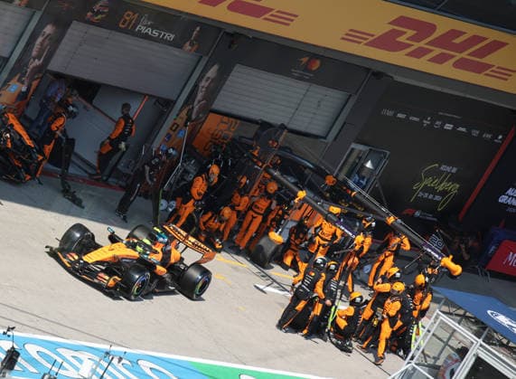 28.06.2026, Red Bull Ring, Spielberg, Formel 1 Großer Preis von Österreich 2026 , im Bild Boxenstop von Lando Norris (GBR), McLaren Mastercard F1 Team (Photo by Alessandro Martellotta Hasan Bratic DeFodi Images) - *** June 28, 2026, Red Bull Ring, Spielberg, 2026 Formula 1 Austrian Grand Prix; pictured: Lando Norris (GBR) during a pit stop, McLaren Mastercard F1 Team. Photo by Alessandro Martellotta, Hasan Bratic, DeFodi Images
