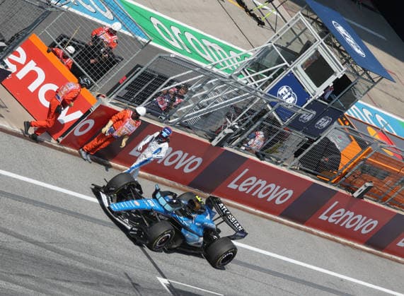 28.06.2026, Red Bull Ring, Spielberg, Formel 1 Großer Preis von Österreich 2026 , im Bild Carlos Sainz Jr. (ESP), Atlassian Williams F1 Team stellt sein Auto mit Defekt auf der Start-Zielgeraden ab. (Photo by Alessandro Martellotta Hasan Bratic DeFodi Images) - *** June 28, 2026, Red Bull Ring, Spielberg, 2026 Formula 1 Austrian Grand Prix; pictured: Carlos Sainz Jr. (ESP) of the Atlassian Williams F1 Team parks his car, which has suffered a mechanical failure, on the start-finish straight. Photo by Alessandro Martellotta, Hasan Bratic, DeFodi Images