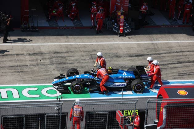 28.06.2026, Red Bull Ring, Spielberg, Formel 1 Großer Preis von Österreich 2026 , im Bild Carlos Sainz Jr. (ESP), Atlassian Williams F1 Team stellt sein Auto mit Defekt auf der Start-Zielgeraden ab, Streckenposten schieben es zur Willams Box. (Photo by Alessandro Martellotta Hasan Bratic DeFodi Images) - *** June 28, 2026, Red Bull Ring, Spielberg, 2026 Formula 1 Austrian Grand Prix; pictured: Carlos Sainz Jr. (ESP) of the Atlassian Williams F1 Team parks his car, which has suffered a mechanical failure, on the start-finish straight; track marshals push it toward the Williams pit. Photo by Alessandro Martellotta, Hasan Bratic, DeFodi Images