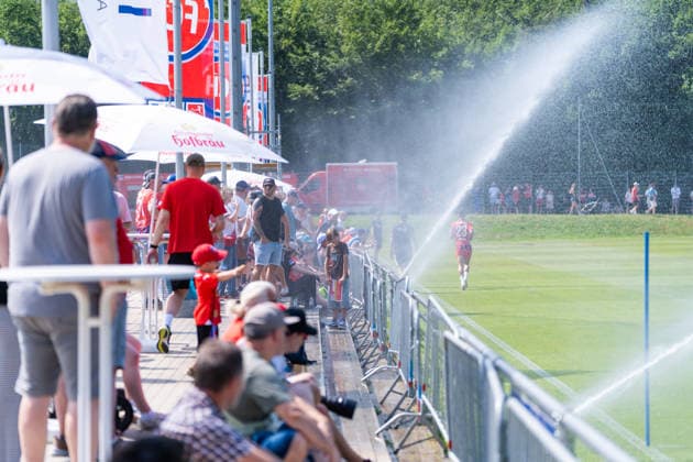 Ueber 300 Zuschauer und Fans sind zum Trainingsauftakt gekommen trotz Temperaturen ueber 30Â°C, 1.FC Heidenheim, Trainingsauftakt, Fußball, 2. Bundesliga, Saison 2026 2027, 28.06.2026, 1.FC Heidenheim, Trikotvorstellung, Fußball, 2. Bundesliga, Saison 2026 2027, 28.06.2026 Heidenheim *** Over 300 spectators and fans turned out for the start of training despite temperatures above 30°C, 1 FC Heidenheim, start of training, soccer, 2. Bundesliga, 2026–2027 season, June 28, 2026, 1 FC Heidenheim, jersey unveiling, soccer, 2. Bundesliga, 2026–2027 season, June 28, 2026, Heidenheim Copyright: xEibner-Pressefoto MaxxVogelx EP_MVL