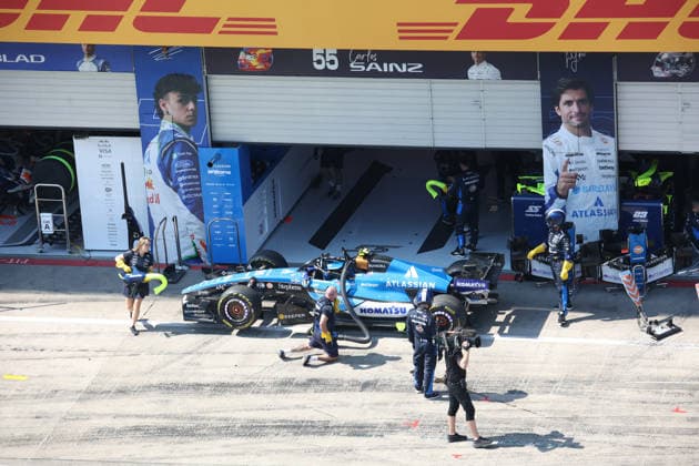 28.06.2026, Red Bull Ring, Spielberg, Formel 1 Großer Preis von Österreich 2026 , im Bild Carlos Sainz Jr. (ESP), Atlassian Williams F1 Team stellt sein Auto mit Defekt auf der Start-Zielgeraden ab, Streckenposten schieben es zur Willams Box. (Photo by Alessandro Martellotta Hasan Bratic DeFodi Images) - *** June 28, 2026, Red Bull Ring, Spielberg, 2026 Formula 1 Austrian Grand Prix; pictured: Carlos Sainz Jr. (ESP) of the Atlassian Williams F1 Team parks his car, which has suffered a mechanical failure, on the start-finish straight; track marshals push it toward the Williams pit. Photo by Alessandro Martellotta, Hasan Bratic, DeFodi Images