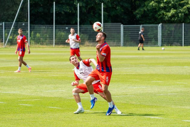 Paul Hennrich (FC Heidenheim, 08) und Benedikt Gimber (FC Heidenheim, 05), 1.FC Heidenheim, Trainingsauftakt, Fußball, 2. Bundesliga, Saison 2026 2027, 28.06.2026, 1.FC Heidenheim, Trikotvorstellung, Fußball, 2. Bundesliga, Saison 2026 2027, 28.06.2026 Heidenheim *** Paul Hennrich, FC Heidenheim, 08, and Benedikt Gimber, FC Heidenheim, 05, 1. FC Heidenheim, start of training, soccer, 2. Bundesliga, 2026–2027 season, June 28, 2026, 1 FC Heidenheim, jersey unveiling, soccer, 2. Bundesliga, 2026–2027 season, June 28, 2026, Heidenheim Copyright: xEibner-Pressefoto MaxxVogelx EP_MVL