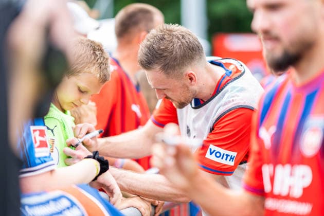 Patrick Mainka (FC Heidenheim, 06) verteilt nach dem Training noch Autogramme an Fans, 1.FC Heidenheim, Trainingsauftakt, Fußball, 2. Bundesliga, Saison 2026 2027, 28.06.2026, 1.FC Heidenheim, Trikotvorstellung, Fußball, 2. Bundesliga, Saison 2026 2027, 28.06.2026 Heidenheim *** Patrick Mainka, FC Heidenheim, 06, signs autographs for fans after practice; 1 FC Heidenheim, start of training, soccer, 2. Bundesliga, 2026–2027 season, June 28, 2026, 1 FC Heidenheim, jersey unveiling, soccer, 2. Bundesliga, 2026–2027 season, June 28, 2026, Heidenheim Copyright: xEibner-Pressefoto MaxxVogelx EP_MVL