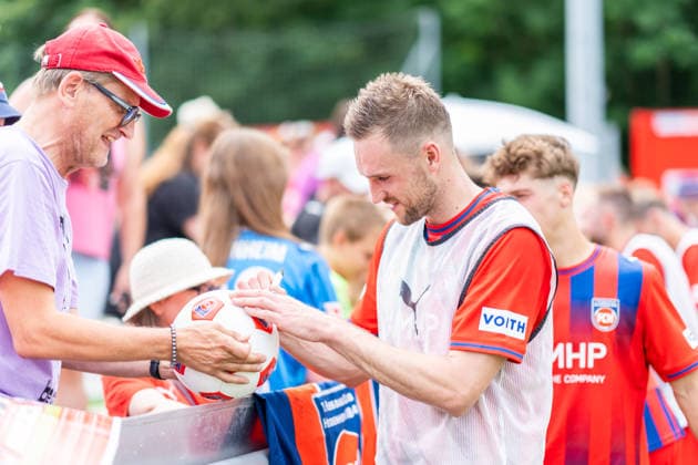 Patrick Mainka (FC Heidenheim, 06) verteilt nach dem Training noch Autogramme an Fans, 1.FC Heidenheim, Trainingsauftakt, Fußball, 2. Bundesliga, Saison 2026 2027, 28.06.2026, 1.FC Heidenheim, Trikotvorstellung, Fußball, 2. Bundesliga, Saison 2026 2027, 28.06.2026 Heidenheim *** Patrick Mainka, FC Heidenheim, 06, signs autographs for fans after practice; 1 FC Heidenheim, start of training, soccer, 2. Bundesliga, 2026–2027 season, June 28, 2026, 1 FC Heidenheim, jersey unveiling, soccer, 2. Bundesliga, 2026–2027 season, June 28, 2026, Heidenheim Copyright: xEibner-Pressefoto MaxxVogelx EP_MVL