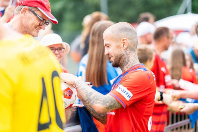 Niklas Dorsch (FC Heidenheim, 30) gibt Autogramme, 1.FC Heidenheim, Trainingsauftakt, Fußball, 2. Bundesliga, Saison 2026 2027, 28.06.2026, 1.FC Heidenheim, Trikotvorstellung, Fußball, 2. Bundesliga, Saison 2026 2027, 28.06.2026 Heidenheim *** Niklas Dorsch, FC Heidenheim, 30, signs autographs, 1 FC Heidenheim, start of training, soccer, 2. Bundesliga, 2026–2027 season, June 28, 2026, 1 FC Heidenheim, jersey unveiling, soccer, 2. Bundesliga, 2026–2027 season, June 28, 2026, Heidenheim Copyright: xEibner-Pressefoto MaxxVogelx EP_MVL