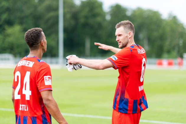 Patrick Mainka (FC Heidenheim, 06) im Gespraech mit Neuzugang Marcel Costly (FC Heidenheim, 24), 1.FC Heidenheim, Trainingsauftakt, Fußball, 2. Bundesliga, Saison 2026 2027, 28.06.2026, 1.FC Heidenheim, Trikotvorstellung, Fußball, 2. Bundesliga, Saison 2026 2027, 28.06.2026 Heidenheim *** Patrick Mainka, FC Heidenheim, 06, in conversation with new signing Marcel Costly, FC Heidenheim, 24; 1 FC Heidenheim, start of training, soccer, 2. Bundesliga, 2026–2027 season, June 28, 2026; 1 FC Heidenheim, jersey unveiling, soccer, 2. Bundesliga, 2026–2027 season, June 28, 2026, Heidenheim Copyright: xEibner-Pressefoto MaxxVogelx EP_MVL