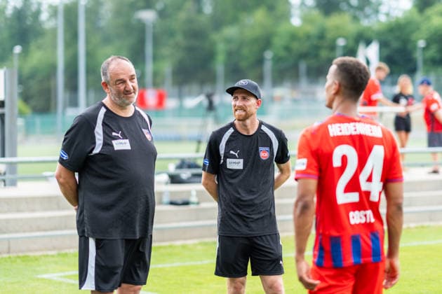 Frank Schmidt (FC Heidenheim, Cheftrainer) und Marc Schnatterer (FC Heidenheim, Co-Trainer) im Austausch mit Marcel Costly (FC Heidenheim, 24), 1.FC Heidenheim, Trainingsauftakt, Fußball, 2. Bundesliga, Saison 2026 2027, 28.06.2026, 1.FC Heidenheim, Trikotvorstellung, Fußball, 2. Bundesliga, Saison 2026 2027, 28.06.2026 Heidenheim *** Frank Schmidt (FC Heidenheim), head coach, and Marc Schnatterer (FC Heidenheim), assistant coach, talking with Marcel Costly (FC Heidenheim), 24, 1. FC Heidenheim, start of training, soccer, 2. Bundesliga, 2026–2027 season, June 28, 2026, 1. FC Heidenheim, jersey unveiling, soccer, 2. Bundesliga, 2026–2027 season, June 28, 2026, Heidenheim Copyright: xEibner-Pressefoto MaxxVogelx EP_MVL
