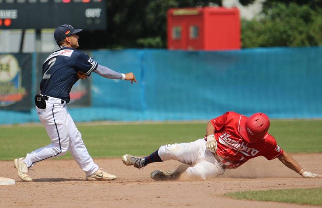 Baseball-Bundesliga, Interleague Runde: Hamburg Stealers gegen Heidenheim Heideköpfe, 2. Spiel: Simon Liedtke (Heidenheim) spielt an der 2. Base Brehan Murphy (Hamburg) aus. *** Baseball Bundesliga, Interleague Round: Hamburg Stealers vs. Heidenheim Heideköpfe, Game 2. Simon Liedtke of Heidenheim tags out Brehan Murphy of Hamburg at second base.