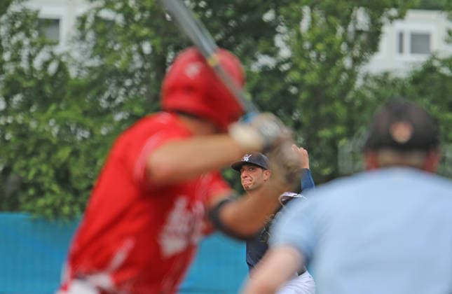 Baseball-Bundesliga, Interleague Runde: Hamburg Stealers gegen Heidenheim Heideköpfe, 2. Spiel: Heidenheims Pitcher Alejandro Sanabia im Duell mit einem Stealers-Spieler. *** Baseball Bundesliga, Interleague Round: Hamburg Stealers vs. Heidenheim Heideköpfe, Game 2—Heidenheim pitcher Alejandro Sanabia faces off against a Stealers player
