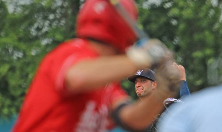 Baseball-Bundesliga, Interleague Runde: Hamburg Stealers gegen Heidenheim Heideköpfe, 2. Spiel: Heidenheims Pitcher Alejandro Sanabia im Duell mit einem Stealers-Spieler. *** Baseball Bundesliga, Interleague Round: Hamburg Stealers vs. Heidenheim Heideköpfe, Game 2—Heidenheim pitcher Alejandro Sanabia faces off against a Stealers player