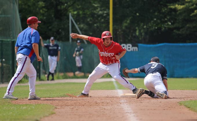 Baseball-Bundesliga, Interleague Runde: Hamburg Stealers gegen Heidenheim Heideköpfe, 2. Spiel: Marvin Mithat Kilic von den Stealers erreicht die dritte Base, bervor er von dem Heidenheimer Philip Schulz aus gespielt werden kann. *** Baseball Bundesliga, Interleague Round: Hamburg Stealers vs. Heidenheim Heideköpfe, Game 2. Marvin Mithat Kilic of the Stealers reaches third base before he can be tagged out by Heidenheim s Philip Schulz.