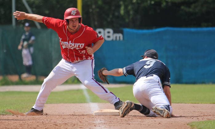 Baseball-Bundesliga, Interleague Runde: Hamburg Stealers gegen Heidenheim Heideköpfe, 2. Spiel: Marvin Mithat Kilic von den Stealers erreicht die dritte Base, bervor er von dem Heidenheimer Philip Schulz aus gespielt werden kann. *** Baseball Bundesliga, Interleague Round: Hamburg Stealers vs. Heidenheim Heideköpfe, Game 2. Marvin Mithat Kilic of the Stealers reaches third base before he can be tagged out by Heidenheim s Philip Schulz.
