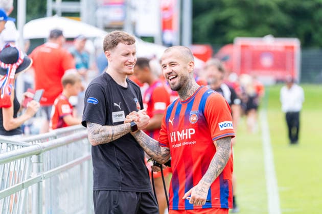 Kevin Damrose (FC Heidenheim, Clubmedien) und Niklas Dorsch (FC Heidenheim, 30), 1.FC Heidenheim, Trainingsauftakt, Fußball, 2. Bundesliga, Saison 2026 2027, 28.06.2026, 1.FC Heidenheim, Trikotvorstellung, Fußball, 2. Bundesliga, Saison 2026 2027, 28.06.2026 Heidenheim *** Kevin Damrose, FC Heidenheim, Club Media, and Niklas Dorsch, FC Heidenheim, 30, 1 FC Heidenheim, Start of Training, Soccer, 2. Bundesliga, 2026–2027 Season, June 28, 2026, 1 FC Heidenheim, jersey unveiling, soccer, 2. Bundesliga, 2026–2027 season, June 28, 2026, Heidenheim Copyright: xEibner-Pressefoto MaxxVogelx EP_MVL