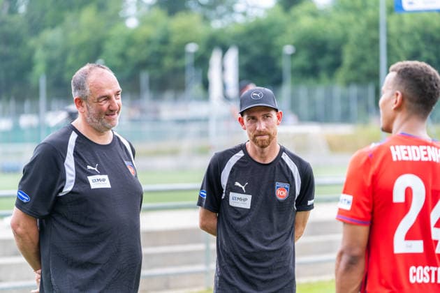 Frank Schmidt (FC Heidenheim, Cheftrainer) und Marc Schnatterer (FC Heidenheim, Co-Trainer) im Austausch mit Marcel Costly (FC Heidenheim, 24), 1.FC Heidenheim, Trainingsauftakt, Fußball, 2. Bundesliga, Saison 2026 2027, 28.06.2026, 1.FC Heidenheim, Trikotvorstellung, Fußball, 2. Bundesliga, Saison 2026 2027, 28.06.2026 Heidenheim *** Frank Schmidt (FC Heidenheim), head coach, and Marc Schnatterer (FC Heidenheim), assistant coach, talking with Marcel Costly (FC Heidenheim), 24, 1. FC Heidenheim, start of training, soccer, 2. Bundesliga, 2026–2027 season, June 28, 2026, 1. FC Heidenheim, jersey unveiling, soccer, 2. Bundesliga, 2026–2027 season, June 28, 2026, Heidenheim Copyright: xEibner-Pressefoto MaxxVogelx EP_MVL