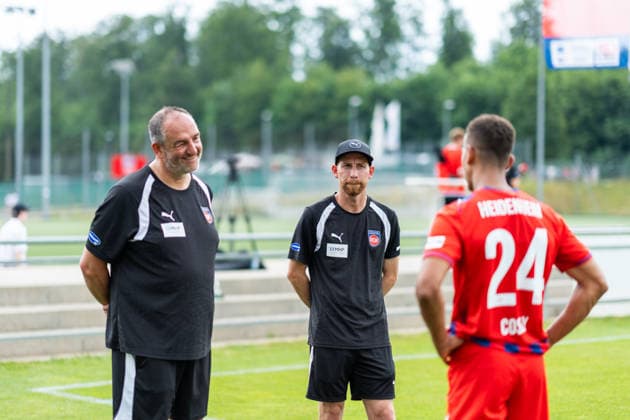 Frank Schmidt (FC Heidenheim, Cheftrainer) und Marc Schnatterer (FC Heidenheim, Co-Trainer) im Austausch mit Marcel Costly (FC Heidenheim, 24), 1.FC Heidenheim, Trainingsauftakt, Fußball, 2. Bundesliga, Saison 2026 2027, 28.06.2026, 1.FC Heidenheim, Trikotvorstellung, Fußball, 2. Bundesliga, Saison 2026 2027, 28.06.2026 Heidenheim *** Frank Schmidt (FC Heidenheim), head coach, and Marc Schnatterer (FC Heidenheim), assistant coach, talking with Marcel Costly (FC Heidenheim), 24, 1. FC Heidenheim, start of training, soccer, 2. Bundesliga, 2026–2027 season, June 28, 2026, 1. FC Heidenheim, jersey unveiling, soccer, 2. Bundesliga, 2026–2027 season, June 28, 2026, Heidenheim Copyright: xEibner-Pressefoto MaxxVogelx EP_MVL