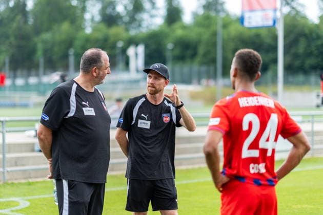 Frank Schmidt (FC Heidenheim, Cheftrainer) und Marc Schnatterer (FC Heidenheim, Co-Trainer) im Austausch mit Marcel Costly (FC Heidenheim, 24), 1.FC Heidenheim, Trainingsauftakt, Fußball, 2. Bundesliga, Saison 2026 2027, 28.06.2026, 1.FC Heidenheim, Trikotvorstellung, Fußball, 2. Bundesliga, Saison 2026 2027, 28.06.2026 Heidenheim *** Frank Schmidt (FC Heidenheim), head coach, and Marc Schnatterer (FC Heidenheim), assistant coach, talking with Marcel Costly (FC Heidenheim), 24, 1. FC Heidenheim, start of training, soccer, 2. Bundesliga, 2026–2027 season, June 28, 2026, 1. FC Heidenheim, jersey unveiling, soccer, 2. Bundesliga, 2026–2027 season, June 28, 2026, Heidenheim Copyright: xEibner-Pressefoto MaxxVogelx EP_MVL