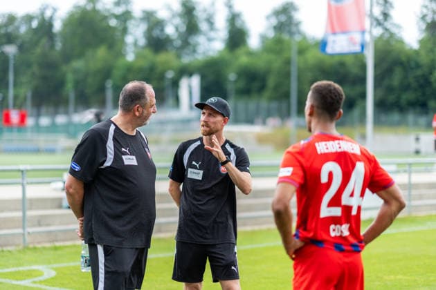 Frank Schmidt (FC Heidenheim, Cheftrainer) und Marc Schnatterer (FC Heidenheim, Co-Trainer) im Austausch mit Marcel Costly (FC Heidenheim, 24), 1.FC Heidenheim, Trainingsauftakt, Fußball, 2. Bundesliga, Saison 2026 2027, 28.06.2026, 1.FC Heidenheim, Trikotvorstellung, Fußball, 2. Bundesliga, Saison 2026 2027, 28.06.2026 Heidenheim *** Frank Schmidt (FC Heidenheim), head coach, and Marc Schnatterer (FC Heidenheim), assistant coach, talking with Marcel Costly (FC Heidenheim), 24, 1. FC Heidenheim, start of training, soccer, 2. Bundesliga, 2026–2027 season, June 28, 2026, 1. FC Heidenheim, jersey unveiling, soccer, 2. Bundesliga, 2026–2027 season, June 28, 2026, Heidenheim Copyright: xEibner-Pressefoto MaxxVogelx EP_MVL