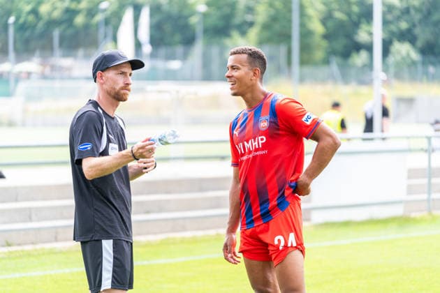 Marc Schnatterer (FC Heidenheim, Co-Trainer) im Gespraech mit Marcel Costly (FC Heidenheim, 24)), 1.FC Heidenheim, Trainingsauftakt, Fußball, 2. Bundesliga, Saison 2026 2027, 28.06.2026, 1.FC Heidenheim, Trikotvorstellung, Fußball, 2. Bundesliga, Saison 2026 2027, 28.06.2026 Heidenheim *** Marc Schnatterer of FC Heidenheim, assistant coach, in conversation with Marcel Costly of FC Heidenheim, 24, 1 FC Heidenheim, start of training, soccer, 2. Bundesliga, 2026–2027 season, June 28, 2026, 1 FC Heidenheim, jersey unveiling, soccer, 2. Bundesliga, 2026–2027 season, June 28, 2026, Heidenheim Copyright: xEibner-Pressefoto MaxxVogelx EP_MVL