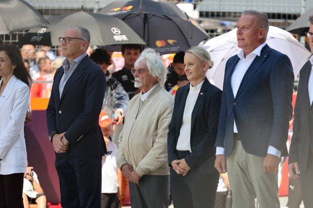 28.06.2026, Red Bull Ring, Spielberg, Formel 1 Großer Preis von Österreich 2026 , im Bild Bernie Ecclestone auf der Startaufstellung in Spielberg, rechts neben ihm steht Formel 1 Chef Stefano Domenicali und seine Frau Fabiana Flosi. (Photo by Alessandro Martellotta Hasan Bratic DeFodi Images) - *** June 28, 2026, Red Bull Ring, Spielberg, 2026 Formula 1 Austrian Grand Prix; pictured: Bernie Ecclestone on the starting grid in Spielberg, with Formula 1 boss Stefano Domenicali and his wife Fabiana Flosi standing to his right. Photo by Alessandro Martellotta, Hasan Bratic, DeFodi Images