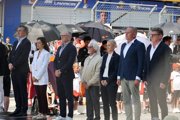 28.06.2026, Red Bull Ring, Spielberg, Formel 1 Großer Preis von Österreich 2026 , im Bild Bernie Ecclestone auf der Startaufstellung in Spielberg, rechts neben ihm steht Formel 1 Chef Stefano Domenicali und seine Frau Fabiana Flosi. (Photo by Alessandro Martellotta Hasan Bratic DeFodi Images) - *** June 28, 2026, Red Bull Ring, Spielberg, 2026 Formula 1 Austrian Grand Prix; pictured: Bernie Ecclestone on the starting grid in Spielberg, with Formula 1 boss Stefano Domenicali and his wife Fabiana Flosi standing to his right. Photo by Alessandro Martellotta, Hasan Bratic, DeFodi Images