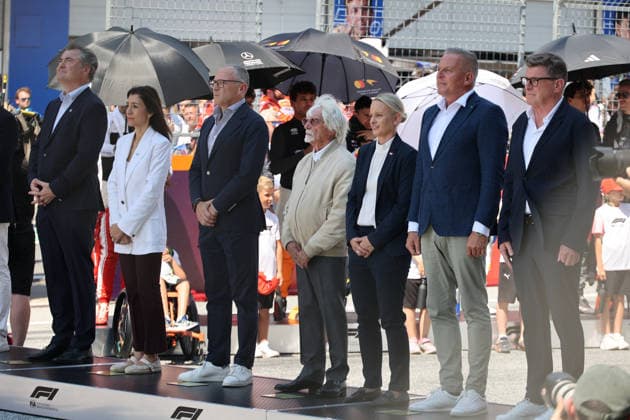 28.06.2026, Red Bull Ring, Spielberg, Formel 1 Großer Preis von Österreich 2026 , im Bild Bernie Ecclestone auf der Startaufstellung in Spielberg, rechts neben ihm steht Formel 1 Chef Stefano Domenicali und seine Frau Fabiana Flosi. (Photo by Alessandro Martellotta Hasan Bratic DeFodi Images) - *** June 28, 2026, Red Bull Ring, Spielberg, 2026 Formula 1 Austrian Grand Prix; pictured: Bernie Ecclestone on the starting grid in Spielberg, with Formula 1 boss Stefano Domenicali and his wife Fabiana Flosi standing to his right. Photo by Alessandro Martellotta, Hasan Bratic, DeFodi Images