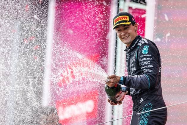 George Russell (Mercedes AMG Petronas F1 Team, 63) feiert seinen Sieg mit Champagner, Grosser Preis von Oesterreich, Motorsport, Formel 1, Saison 2026, 28.06.2026 Grosser Preis von Oesterreich, Motorsport, Formel 1, Saison 2026, 28.06.2026 Spielberg *** George Russell of the Mercedes AMG Petronas F1 Team, No. 63, celebrates his victory with champagne, Austrian Grand Prix, Motorsports, Formula 1, 2026 Season, June 28, 2026 Austrian Grand Prix, Motorsports, Formula 1, 2026 Season, June 28, 2026 Spielberg Copyright: xEibner-Pressefoto AlexanderxNeisx EP_ANS