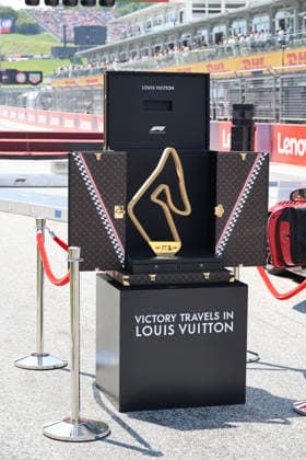 28.06.2026, Red Bull Ring, Spielberg, Formel 1 Großer Preis von Österreich 2026 , im Bild Die Siegertrophäen für die Formel 1 in Spielberg werden in exklusiven, von Hand gefertigten Trophy Trunks von Louis Vuitton präsentiert. Diese ikonischen Koffer unterstreichen die globale Partnerschaft zwischen dem Luxusmodehaus und der Formel 1 unter dem Motto Victory Travels in Louis Vuitton. (Photo by Alessandro Martellotta Hasan Bratic DeFodi Images) - *** June 28, 2026, Red Bull Ring, Spielberg, 2026 Formula 1 Austrian Grand Prix. Pictured: The Formula 1 winner’s trophies in Spielberg are presented in exclusive, handcrafted trophy trunks by Louis Vuitton. These iconic trunks highlight the global partnership between the luxury fashion house and Formula 1 under the motto Victory Travels in Louis Vuitton. Photo by Alessandro Martellotta, Hasan Bratic, DeFodi Images