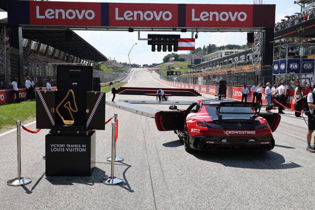 28.06.2026, Red Bull Ring, Spielberg, Formel 1 Großer Preis von Österreich 2026 , im Bild Die Siegertrophäen für die Formel 1 in Spielberg werden in exklusiven, von Hand gefertigten Trophy Trunks von Louis Vuitton präsentiert. Diese ikonischen Koffer unterstreichen die globale Partnerschaft zwischen dem Luxusmodehaus und der Formel 1 unter dem Motto Victory Travels in Louis Vuitton.Daneben stehr das AMG Mercedes Safety Car. (Photo by Alessandro Martellotta Hasan Bratic DeFodi Images) - *** June 28, 2026, Red Bull Ring, Spielberg, 2026 Formula 1 Austrian Grand Prix. Pictured: The Formula 1 winner’s trophies in Spielberg are presented in exclusive, handcrafted trophy trunks by Louis Vuitton. These iconic trunks highlight the global partnership between the luxury fashion house and Formula 1 under the motto Victory Travels in Louis Vuitton. Next to them stands the AMG Mercedes Safety Car. Photo by Alessandro Martellotta, Hasan Bratic, DeFodi Images