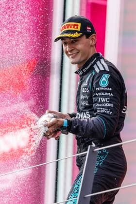 George Russell (Mercedes AMG Petronas F1 Team, 63) feiert seinen Sieg mit Champagner, Grosser Preis von Oesterreich, Motorsport, Formel 1, Saison 2026, 28.06.2026 Grosser Preis von Oesterreich, Motorsport, Formel 1, Saison 2026, 28.06.2026 Spielberg *** George Russell of the Mercedes AMG Petronas F1 Team, No. 63, celebrates his victory with champagne, Austrian Grand Prix, Motorsports, Formula 1, 2026 Season, June 28, 2026 Austrian Grand Prix, Motorsports, Formula 1, 2026 Season, June 28, 2026 Spielberg Copyright: xEibner-Pressefoto AlexanderxNeisx EP_ANS