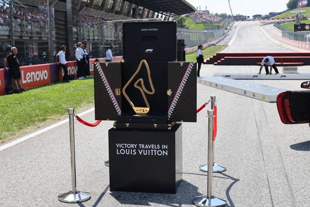 28.06.2026, Red Bull Ring, Spielberg, Formel 1 Großer Preis von Österreich 2026 , im Bild Die Siegertrophäen für die Formel 1 in Spielberg werden in exklusiven, von Hand gefertigten Trophy Trunks von Louis Vuitton präsentiert. Diese ikonischen Koffer unterstreichen die globale Partnerschaft zwischen dem Luxusmodehaus und der Formel 1 unter dem Motto Victory Travels in Louis Vuitton. (Photo by Alessandro Martellotta Hasan Bratic DeFodi Images) - *** June 28, 2026, Red Bull Ring, Spielberg, 2026 Formula 1 Austrian Grand Prix. Pictured: The Formula 1 winner’s trophies in Spielberg are presented in exclusive, handcrafted trophy trunks by Louis Vuitton. These iconic trunks highlight the global partnership between the luxury fashion house and Formula 1 under the motto Victory Travels in Louis Vuitton. Photo by Alessandro Martellotta, Hasan Bratic, DeFodi Images