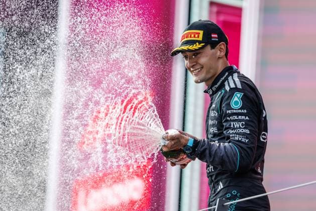 George Russell (Mercedes AMG Petronas F1 Team, 63) feiert seinen Sieg mit Champagner, Grosser Preis von Oesterreich, Motorsport, Formel 1, Saison 2026, 28.06.2026 Grosser Preis von Oesterreich, Motorsport, Formel 1, Saison 2026, 28.06.2026 Spielberg *** George Russell of the Mercedes AMG Petronas F1 Team, No. 63, celebrates his victory with champagne, Austrian Grand Prix, Motorsports, Formula 1, 2026 Season, June 28, 2026 Austrian Grand Prix, Motorsports, Formula 1, 2026 Season, June 28, 2026 Spielberg Copyright: xEibner-Pressefoto AlexanderxNeisx EP_ANS