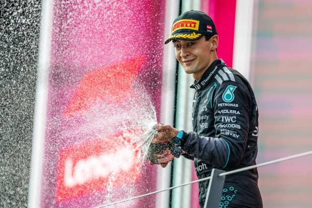 George Russell (Mercedes AMG Petronas F1 Team, 63) feiert seinen Sieg mit Champagner, Grosser Preis von Oesterreich, Motorsport, Formel 1, Saison 2026, 28.06.2026 Grosser Preis von Oesterreich, Motorsport, Formel 1, Saison 2026, 28.06.2026 Spielberg *** George Russell of the Mercedes AMG Petronas F1 Team, No. 63, celebrates his victory with champagne, Austrian Grand Prix, Motorsports, Formula 1, 2026 Season, June 28, 2026 Austrian Grand Prix, Motorsports, Formula 1, 2026 Season, June 28, 2026 Spielberg Copyright: xEibner-Pressefoto AlexanderxNeisx EP_ANS