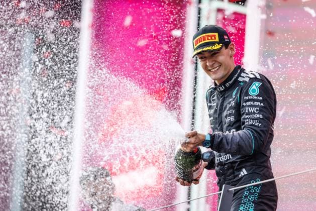 George Russell (Mercedes AMG Petronas F1 Team, 63) feiert seinen Sieg mit Champagner, Grosser Preis von Oesterreich, Motorsport, Formel 1, Saison 2026, 28.06.2026 Grosser Preis von Oesterreich, Motorsport, Formel 1, Saison 2026, 28.06.2026 Spielberg *** George Russell of the Mercedes AMG Petronas F1 Team, No. 63, celebrates his victory with champagne, Austrian Grand Prix, Motorsports, Formula 1, 2026 Season, June 28, 2026 Austrian Grand Prix, Motorsports, Formula 1, 2026 Season, June 28, 2026 Spielberg Copyright: xEibner-Pressefoto AlexanderxNeisx EP_ANS