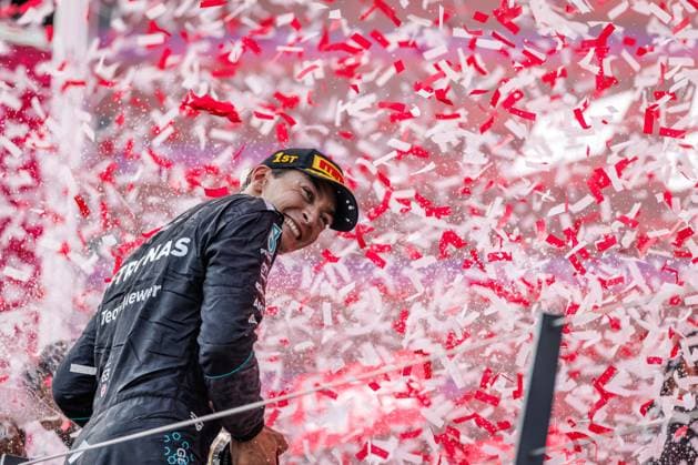 George Russell (Mercedes AMG Petronas F1 Team, 63) feiert seinen Sieg mit Champagner, Grosser Preis von Oesterreich, Motorsport, Formel 1, Saison 2026, 28.06.2026 Grosser Preis von Oesterreich, Motorsport, Formel 1, Saison 2026, 28.06.2026 Spielberg *** George Russell of the Mercedes AMG Petronas F1 Team, No. 63, celebrates his victory with champagne, Austrian Grand Prix, Motorsports, Formula 1, 2026 Season, June 28, 2026 Austrian Grand Prix, Motorsports, Formula 1, 2026 Season, June 28, 2026 Spielberg Copyright: xEibner-Pressefoto AlexanderxNeisx EP_ANS