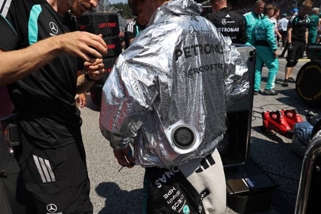 28.06.2026, Red Bull Ring, Spielberg, Formel 1 Großer Preis von Österreich 2026 , im Bild Andrea Kimi Antonelli (ITA), Mercedes-AMG Petronas Formula One Team bekommt von seinem Physio eine Kühlweste und Kühljacke angezogen. (Photo by Alessandro Martellotta Hasan Bratic DeFodi Images) - *** June 28, 2026, Red Bull Ring, Spielberg, 2026 Formula 1 Austrian Grand Prix; pictured: Andrea Kimi Antonelli (ITA) of the Mercedes AMG Petronas Formula One Team is being fitted with a cooling vest and jacket by his physical therapist. Photo by Alessandro Martellotta, Hasan Bratic, DeFodi Images