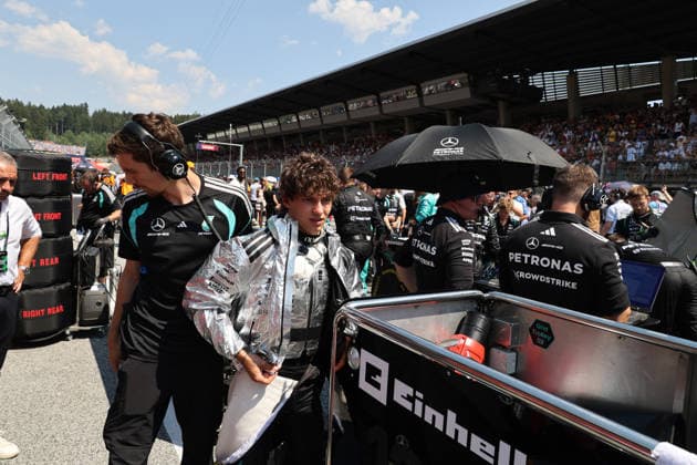 28.06.2026, Red Bull Ring, Spielberg, Formel 1 Großer Preis von Österreich 2026 , im Bild Andrea Kimi Antonelli (ITA), Mercedes-AMG Petronas Formula One Team bekommt von seinem Physio eine Kühlweste und Kühljacke angezogen. (Photo by Alessandro Martellotta Hasan Bratic DeFodi Images) - *** June 28, 2026, Red Bull Ring, Spielberg, 2026 Formula 1 Austrian Grand Prix; pictured: Andrea Kimi Antonelli (ITA) of the Mercedes AMG Petronas Formula One Team is being fitted with a cooling vest and jacket by his physical therapist. Photo by Alessandro Martellotta, Hasan Bratic, DeFodi Images