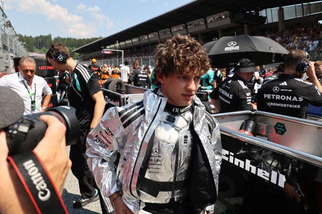 28.06.2026, Red Bull Ring, Spielberg, Formel 1 Großer Preis von Österreich 2026 , im Bild Andrea Kimi Antonelli (ITA), Mercedes-AMG Petronas Formula One Team bekommt von seinem Physio eine Kühlweste und Kühljacke angezogen. (Photo by Alessandro Martellotta Hasan Bratic DeFodi Images) - *** June 28, 2026, Red Bull Ring, Spielberg, 2026 Formula 1 Austrian Grand Prix; pictured: Andrea Kimi Antonelli (ITA) of the Mercedes AMG Petronas Formula One Team is being fitted with a cooling vest and jacket by his physical therapist. Photo by Alessandro Martellotta, Hasan Bratic, DeFodi Images