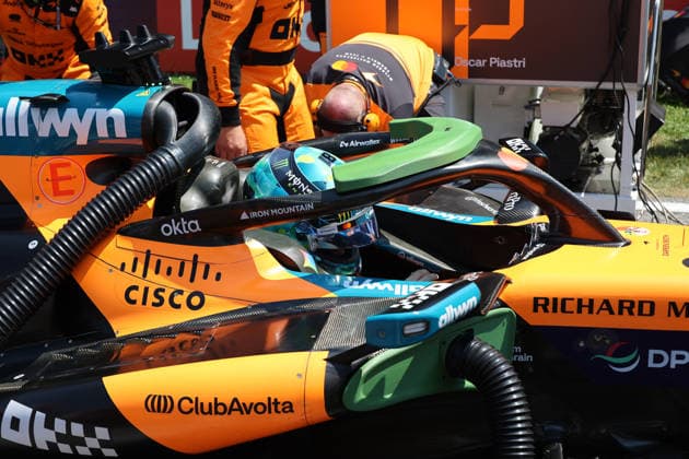 28.06.2026, Red Bull Ring, Spielberg, Formel 1 Großer Preis von Österreich 2026 , im Bild Oscar Piastri (AUS), McLaren Mastercard F1 Team bekommt von seinem Physio eine Kühlweste angezogen. (Photo by Alessandro Martellotta Hasan Bratic DeFodi Images) - *** June 28, 2026, Red Bull Ring, Spielberg, 2026 Formula 1 Austrian Grand Prix; pictured: Oscar Piastri (AUS) of the McLaren Mastercard F1 Team as his physical therapist helps him put on a cooling vest. Photo by Alessandro Martellotta, Hasan Bratic, DeFodi Images