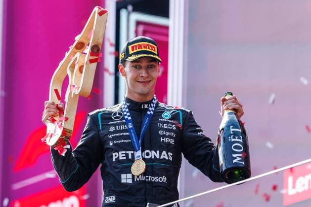 George Russell (Mercedes AMG Petronas F1 Team, 63) bejubelt seinen Sieg, Grosser Preis von Oesterreich, Motorsport, Formel 1, Saison 2026, 28.06.2026 Grosser Preis von Oesterreich, Motorsport, Formel 1, Saison 2026, 28.06.2026 Spielberg *** George Russell of the Mercedes AMG Petronas F1 Team, No. 63, celebrates his victory at the Austrian Grand Prix, Motorsports, Formula 1, 2026 Season, June 28, 2026 Austrian Grand Prix, Motorsports, Formula 1, 2026 Season, June 28, 2026 Spielberg Copyright: xEibner-Pressefoto AlexanderxNeisx EP_ANS