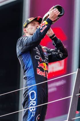 Max Verstappen (Oracle Red Bull Racing, 01) trinkt Champagner aus der Flasche, Grosser Preis von Oesterreich, Motorsport, Formel 1, Saison 2026, 28.06.2026 Grosser Preis von Oesterreich, Motorsport, Formel 1, Saison 2026, 28.06.2026 Spielberg *** Max Verstappen of Oracle Red Bull Racing, 01, drinks champagne straight from the bottle, Austrian Grand Prix, Motorsports, Formula 1, 2026 Season, June 28, 2026 Austrian Grand Prix, Motorsports, Formula 1, 2026 Season, June 28, 2026 Spielberg Copyright: xEibner-Pressefoto AlexanderxNeisx EP_ANS