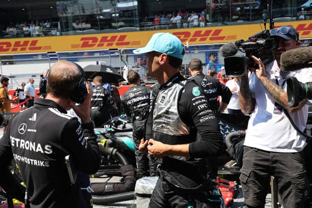 28.06.2026, Red Bull Ring, Spielberg, Formel 1 Großer Preis von Österreich 2026 , im Bild George Russell (GBR), Mercedes-AMG Petronas Formula One Team bekommt von seinem Physio eine Kühlweste und Kühljacke angezogen. (Photo by Alessandro Martellotta Hasan Bratic DeFodi Images) - *** June 28, 2026, Red Bull Ring, Spielberg, 2026 Formula 1 Austrian Grand Prix; pictured: George Russell (GBR) of the Mercedes AMG Petronas Formula One Team is being fitted with a cooling vest and jacket by his physical therapist. Photo by Alessandro Martellotta, Hasan Bratic, DeFodi Images